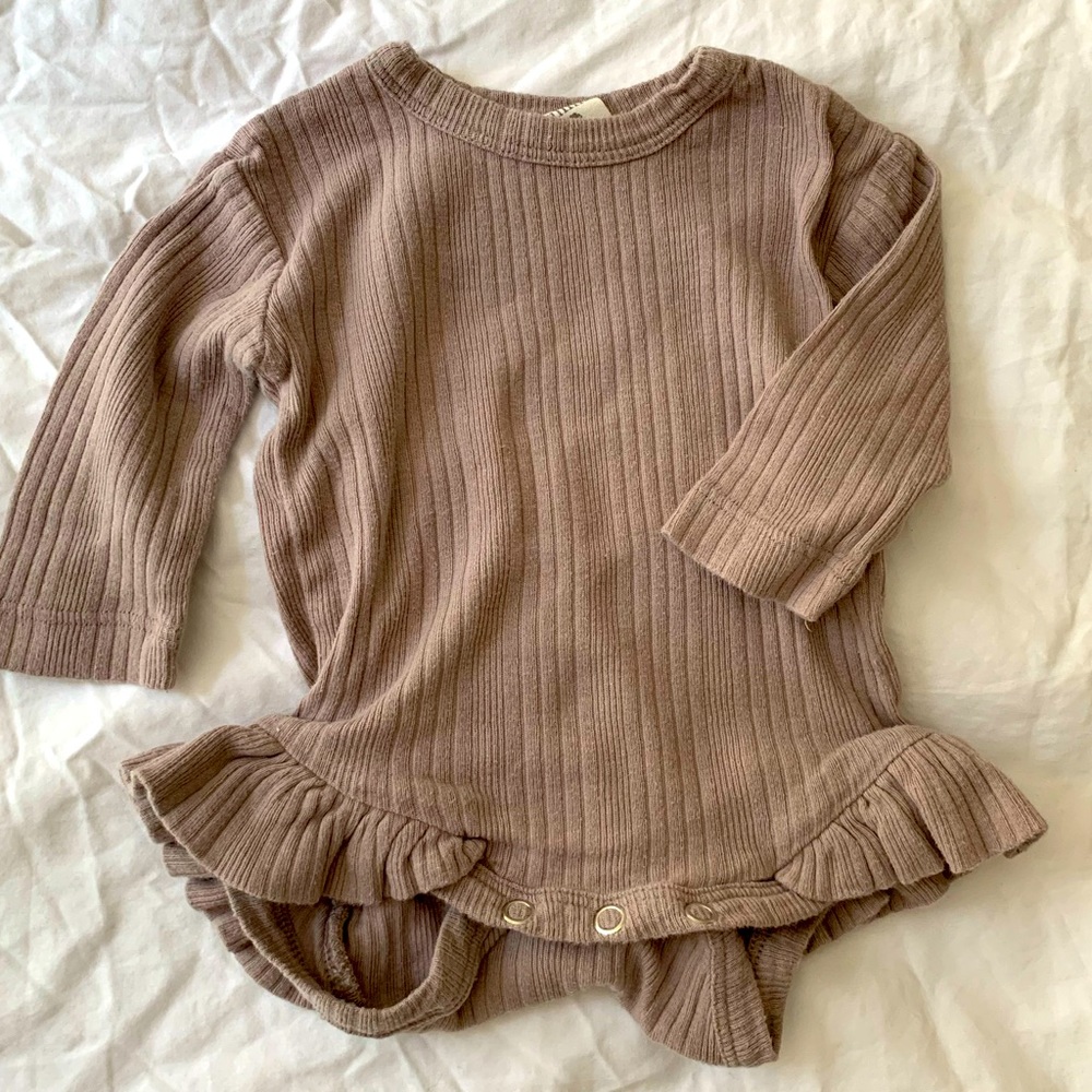 Cute ruffle onesie long-sleeve by Kate Quinn organic cotton